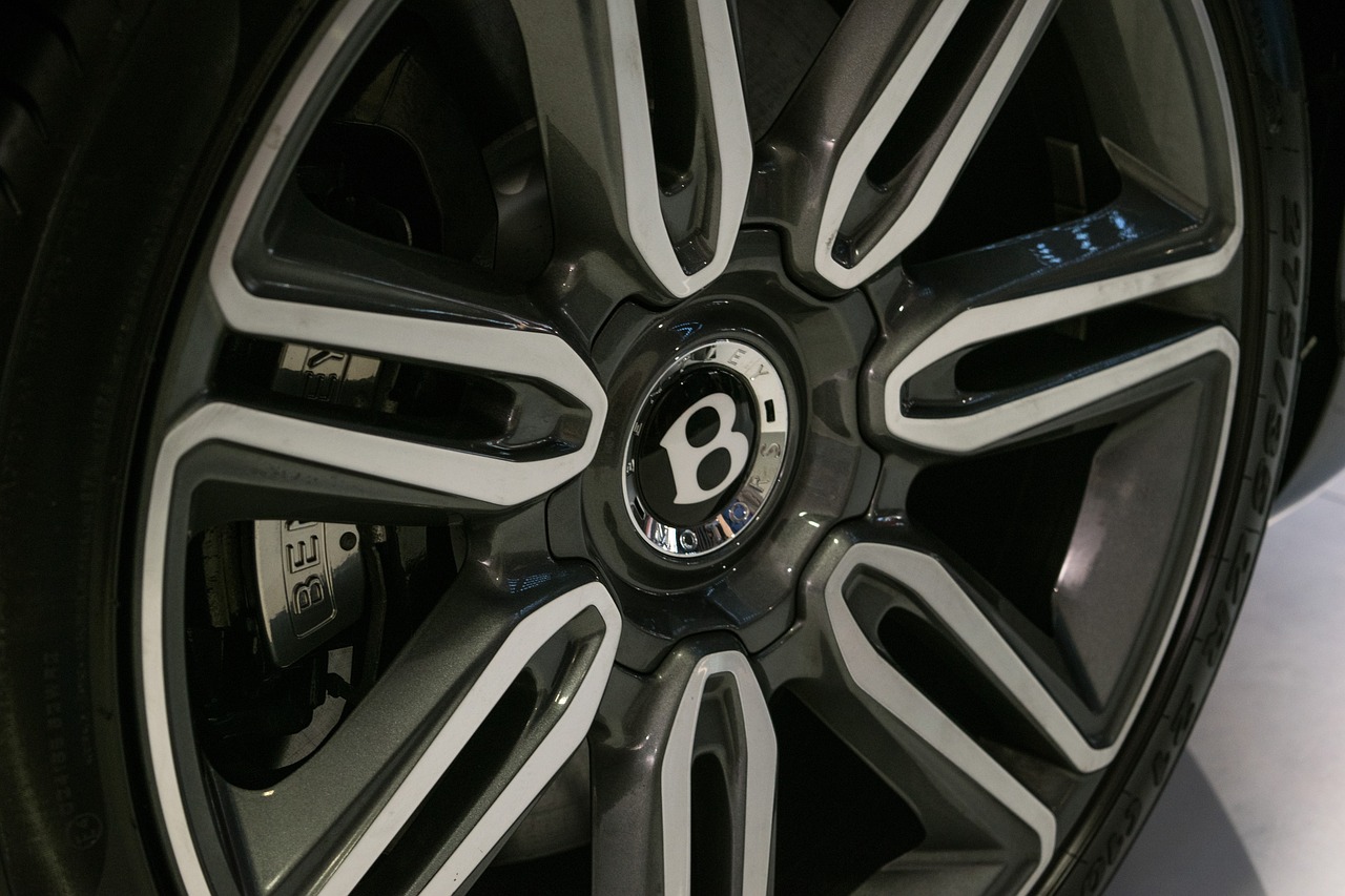 探索奢華與科技完美融合的最新名車會