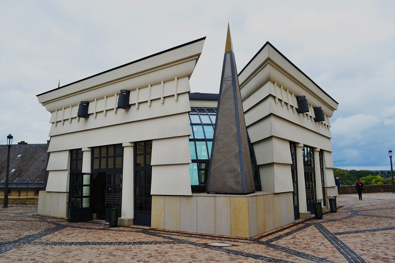 現(xiàn)代化軍事設施與智能化住宅的完美結合,最新軍事樓盤亮相標題簡潔明了,吸引眼球!