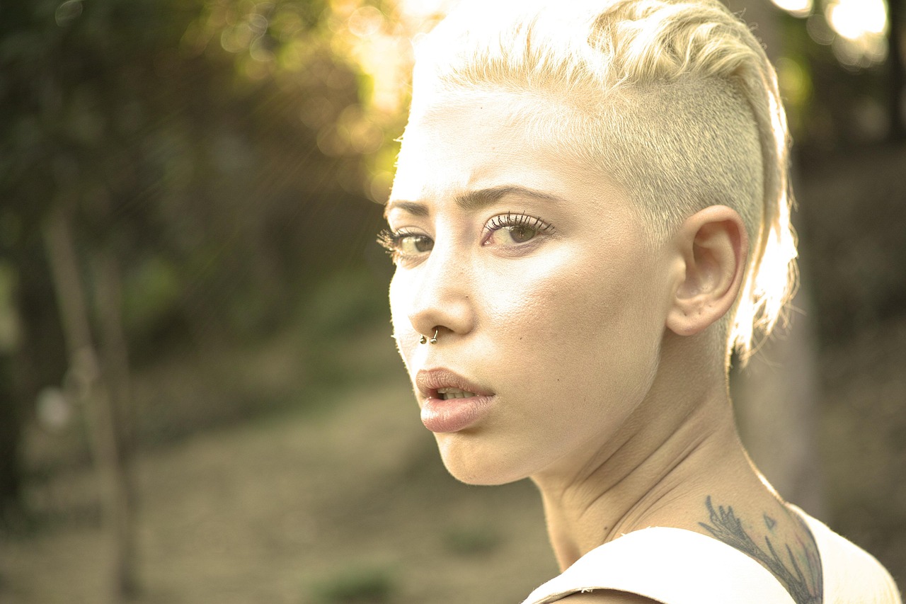 宋威龍最新短發造型引領時尚潮流