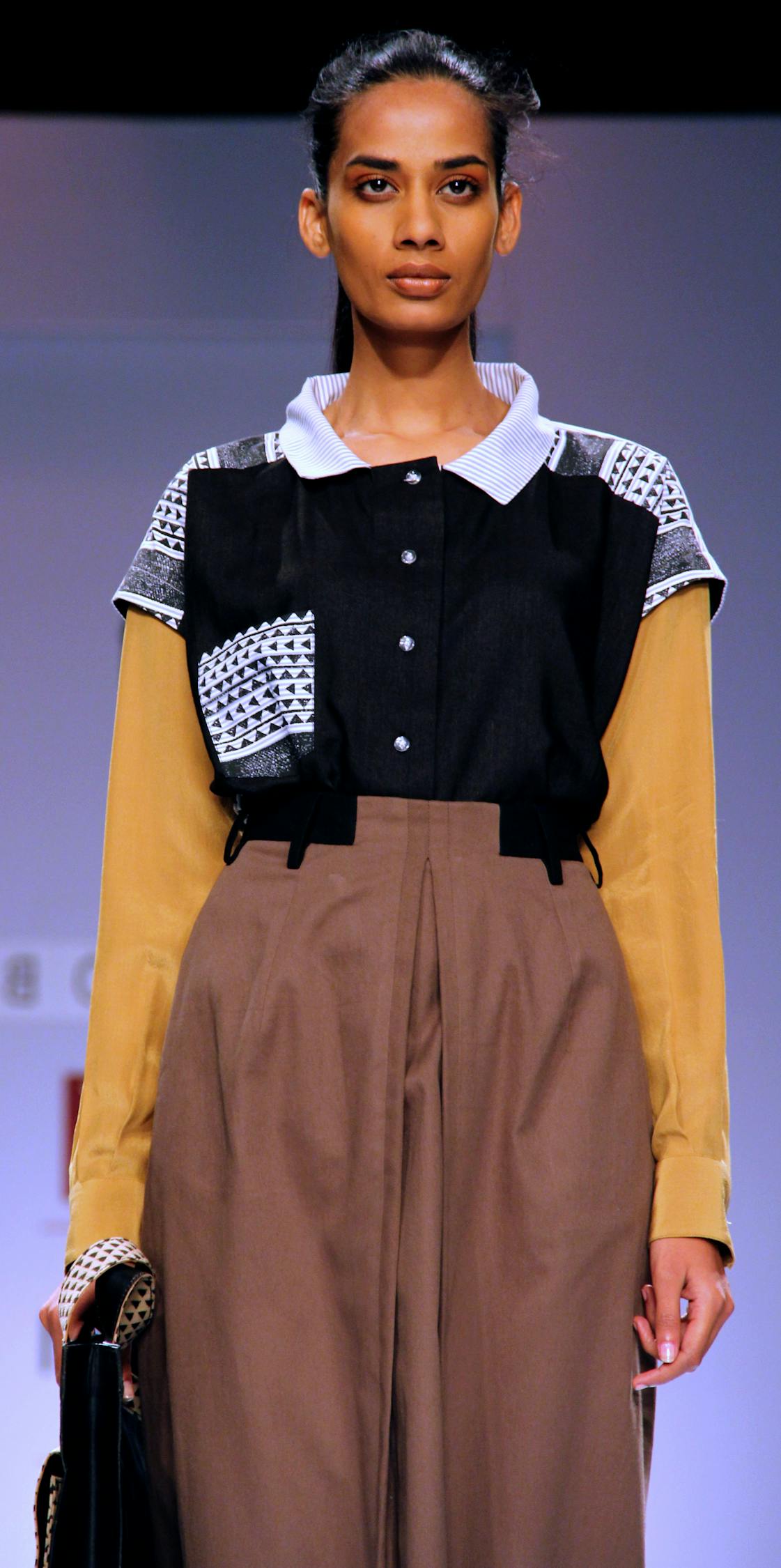 巴寶莉新款披肩斗篷，時尚與經典的完美融合