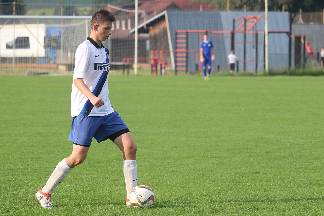 激情與青春碰撞，四月中小學(xué)生足球比賽熱血瞬間